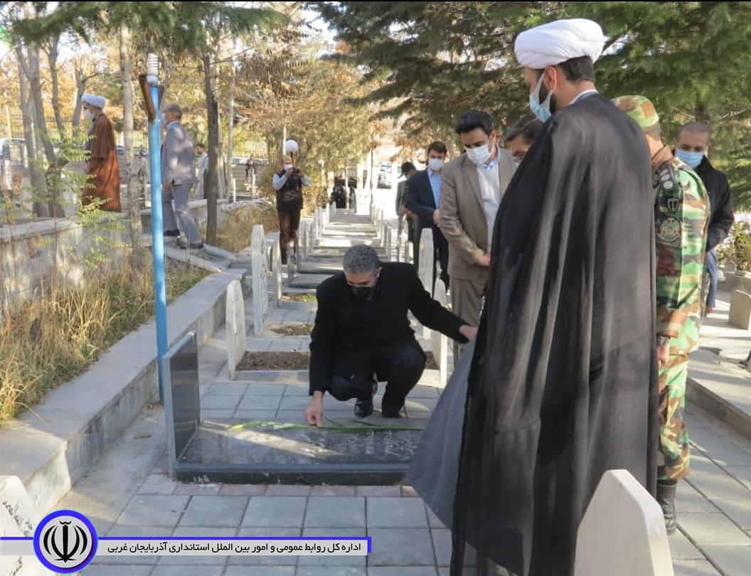 در هفته مبارک بسیج ، مزار مطهر شهداء غبارروبی و گلباران شد