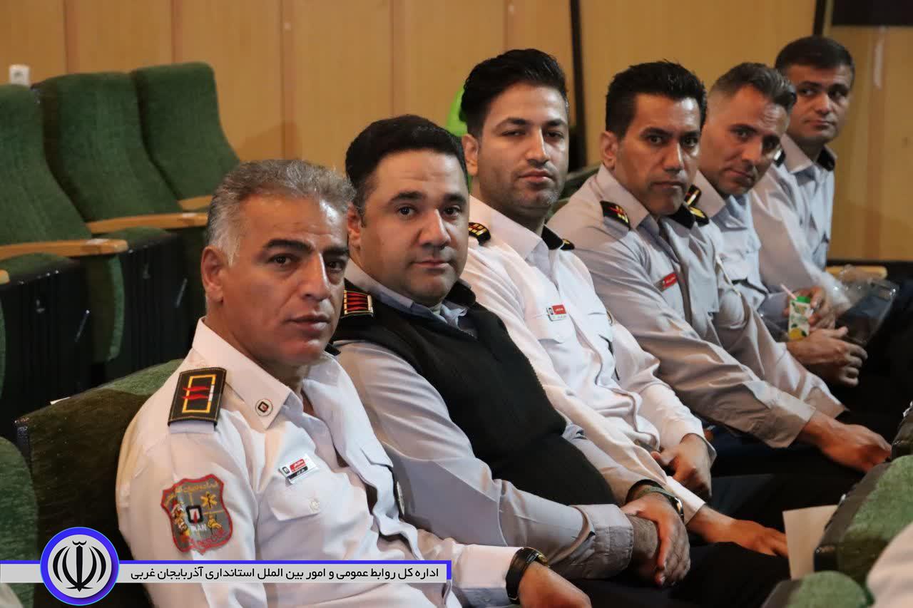 مراسم تجلیل از آتش نشانان مهاباد در تالار وحدت شهرداری برگزار شد