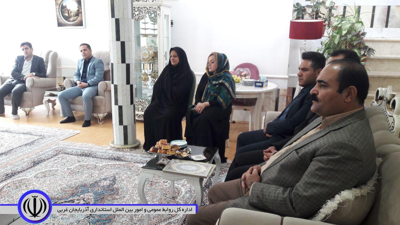 دیدار معاون استاندار و فرماندار ویژه شهرستان مهاباد با دو خانواده جانباز به مناسبت روز جانباز
