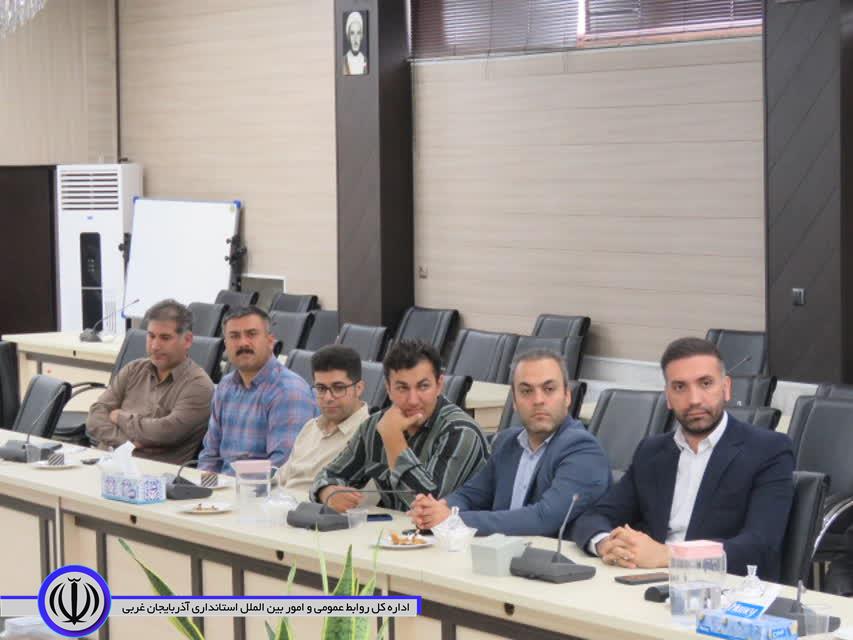 نشست صمیمی معاون توسعه مدیریت و منابع استانداری با همکاران فرمانداری مهاباد