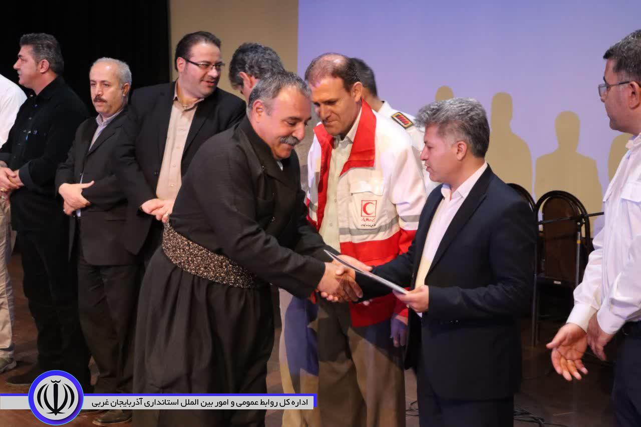 مراسم تجلیل از آتش نشانان مهاباد در تالار وحدت شهرداری برگزار شد