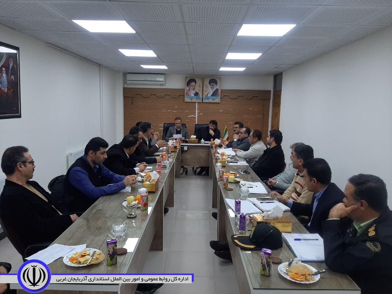 نشست اعضای تنظیم بازارمهاباد با هدف تأمین کالاهای اساسی مورد نیاز مردم