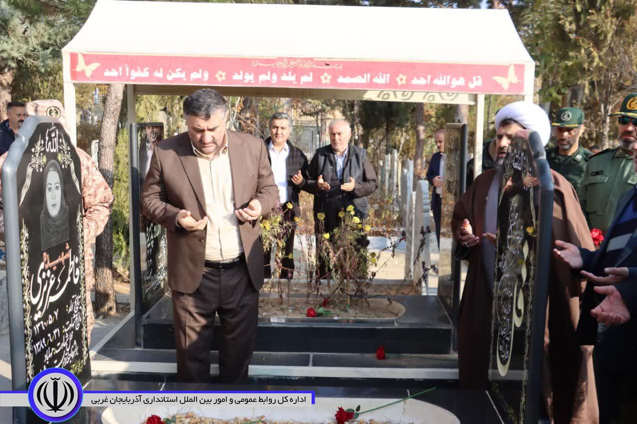 گلباران مزار شهدای مهاباد به مناسبت سالگرد تشکیل بسیج