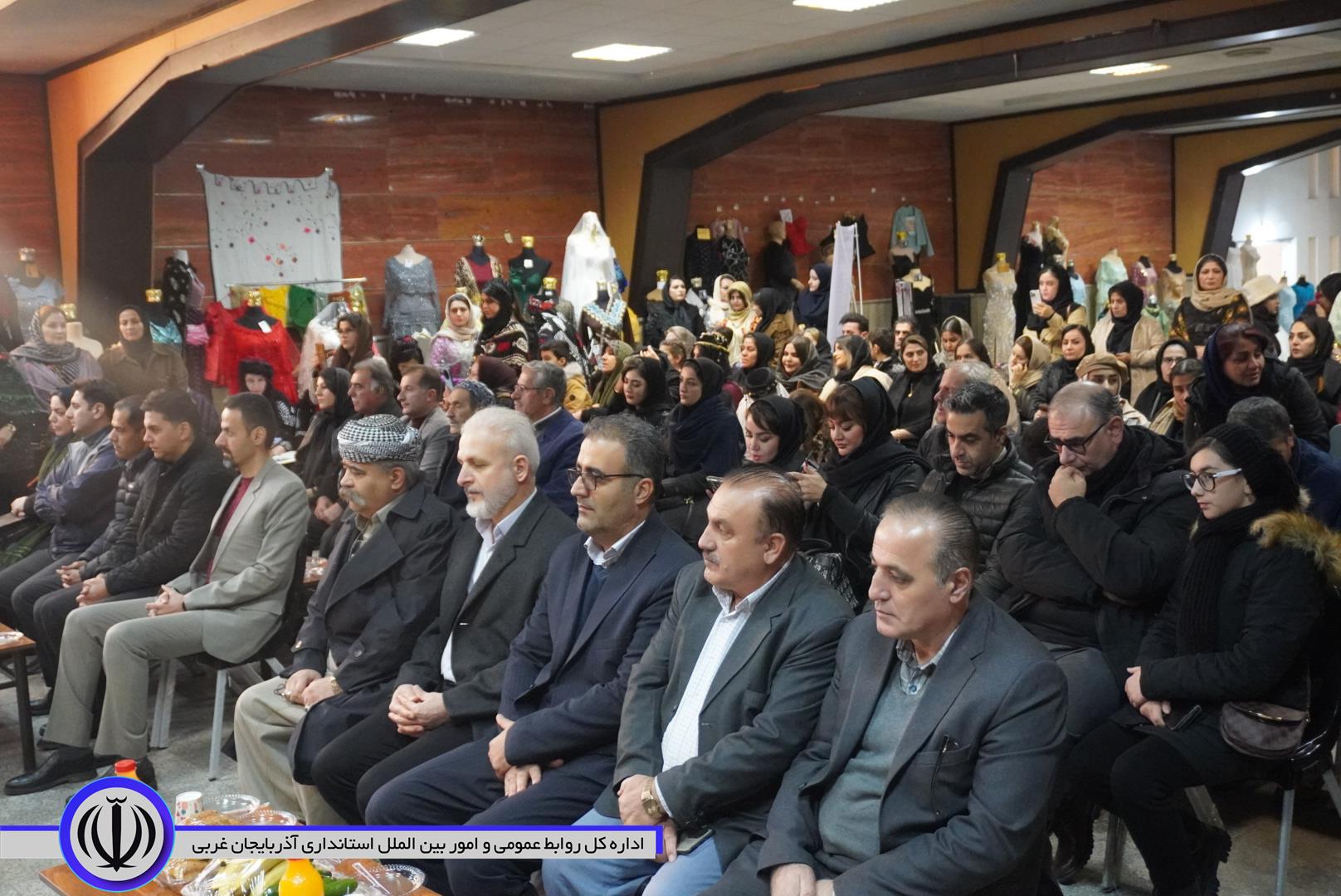 نمایشگاه لباس کُردی و صنایع دستی در مهاباد گشایش یافت