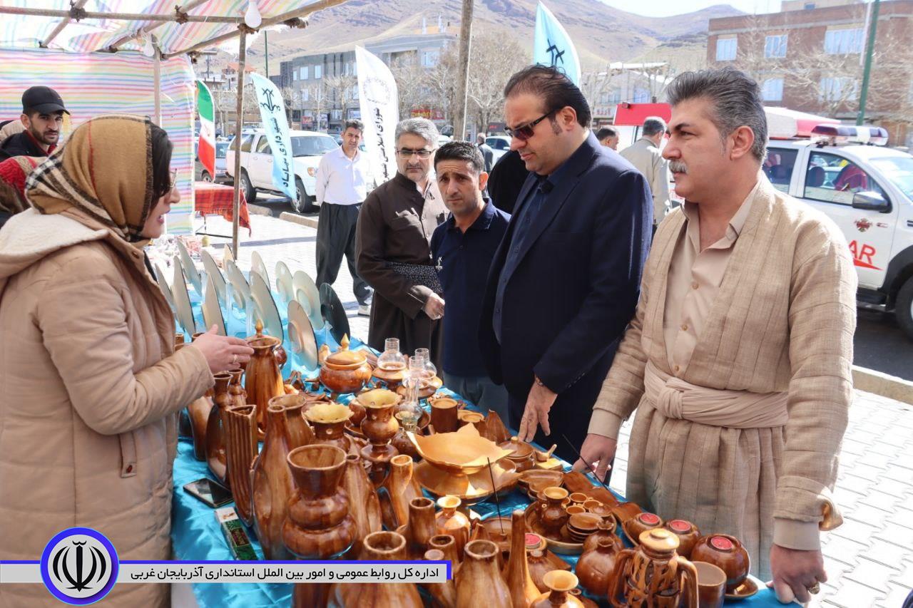 بازدید میدانی سرپرست فرماندار ویژە شهرستان از نمایشگاه صنایع دستی، پایگاه هلال احمر و آتشنشانی مهاباد