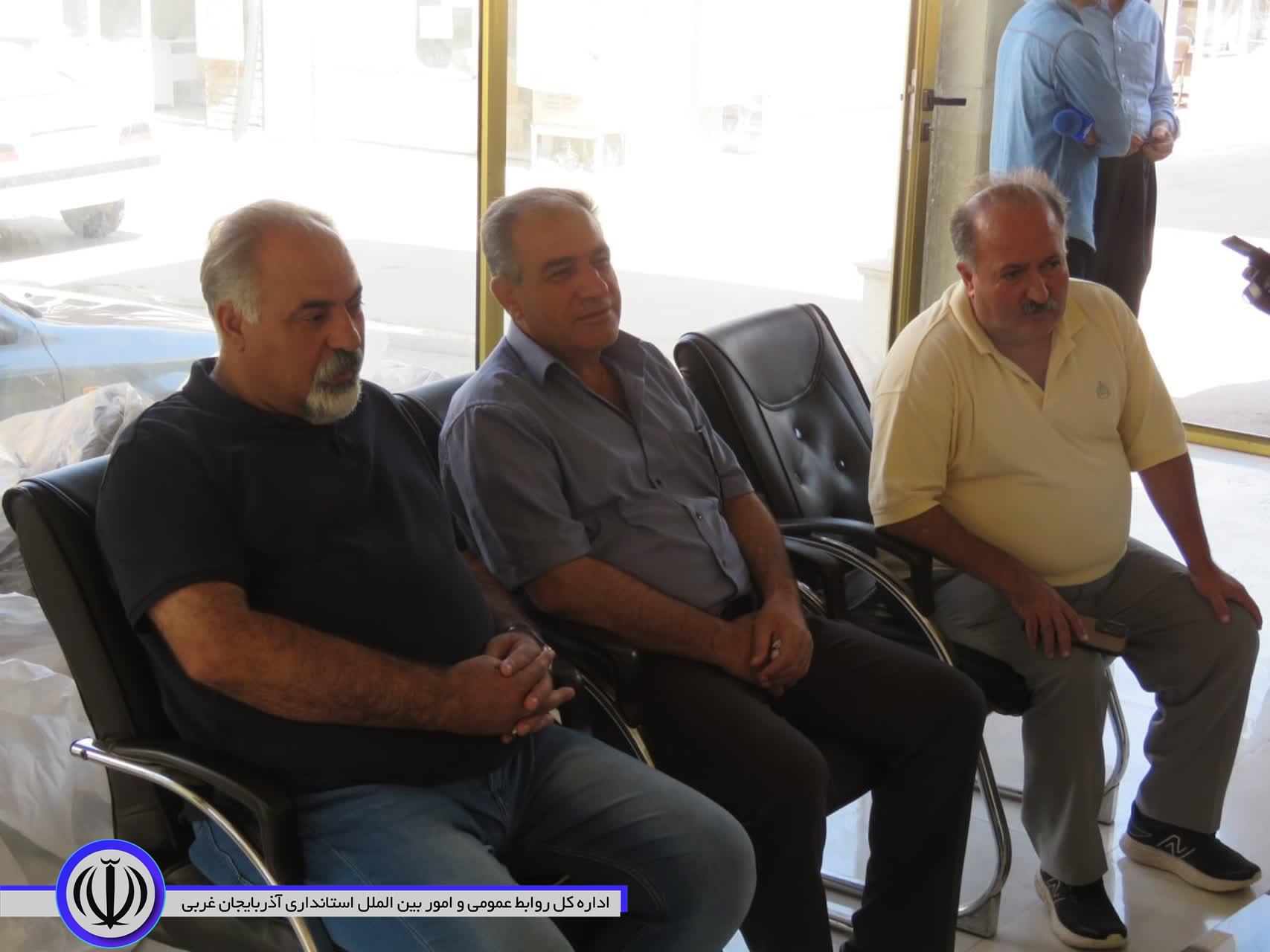 نشست فرماندار با جمعی از عمده‌فروشان البسه دست دوم