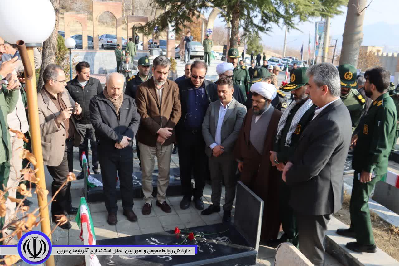 گلباران مزار شهدای مهاباد به مناسبت سالگرد تشکیل بسیج