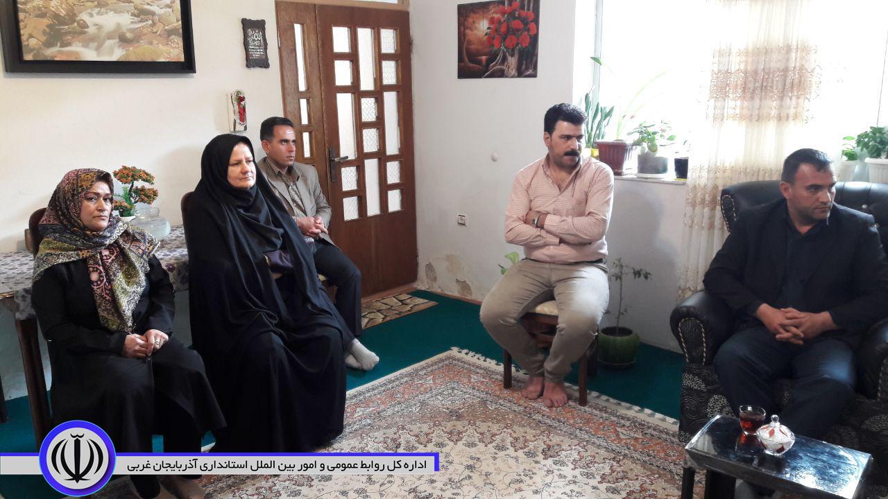 دیدار معاون استاندار و فرماندار ویژه شهرستان مهاباد با دو خانواده جانباز به مناسبت روز جانباز