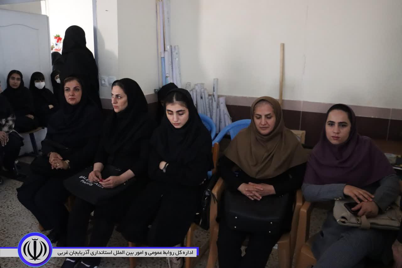 فرماندار مهاباد: ترویج اخلاق از مهمترین وظایف معلمان در جامعه امروز است