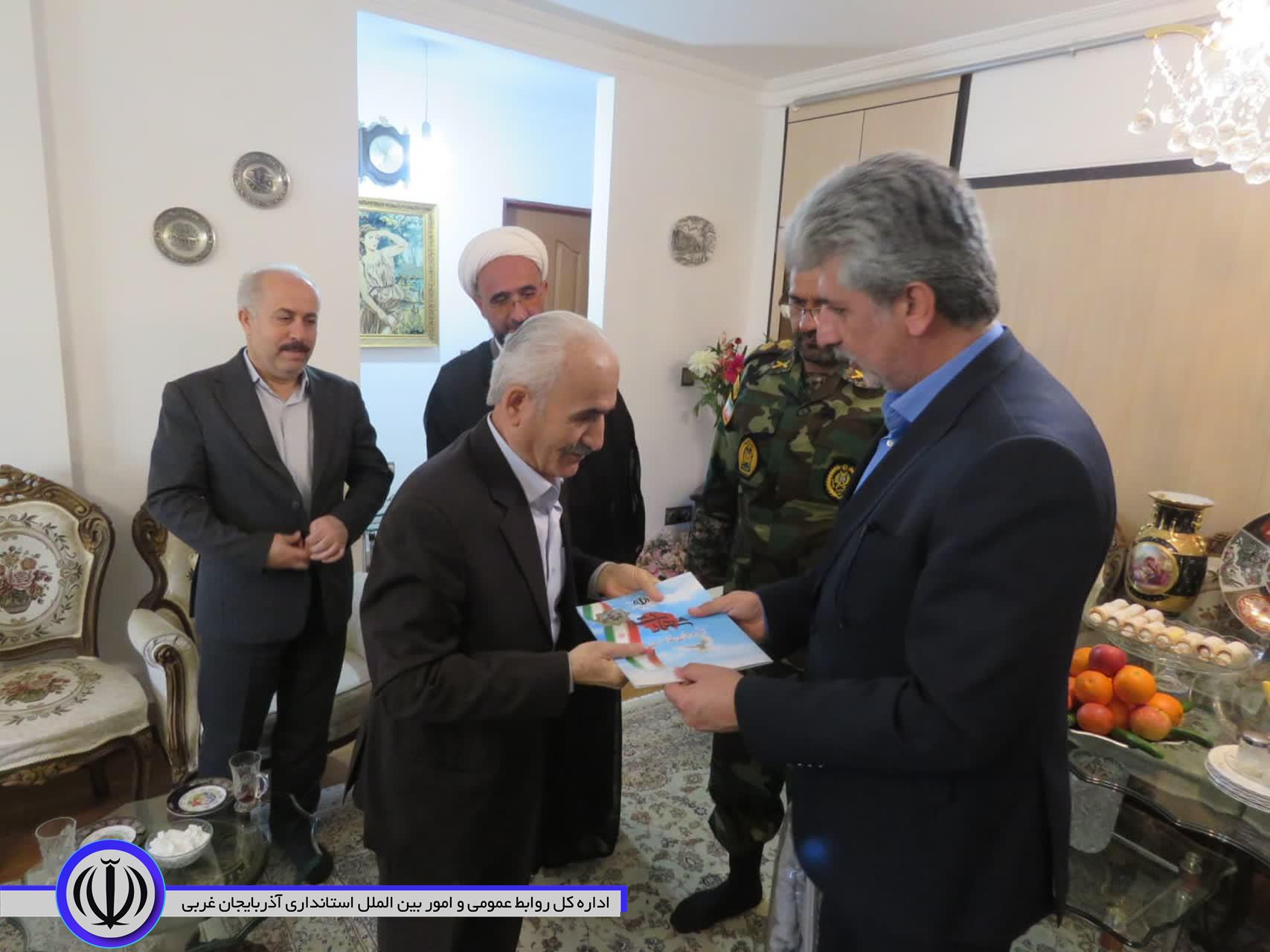 مسوولان مهاباد با خانواده 2 شهید این شهرستان دیدار کردند