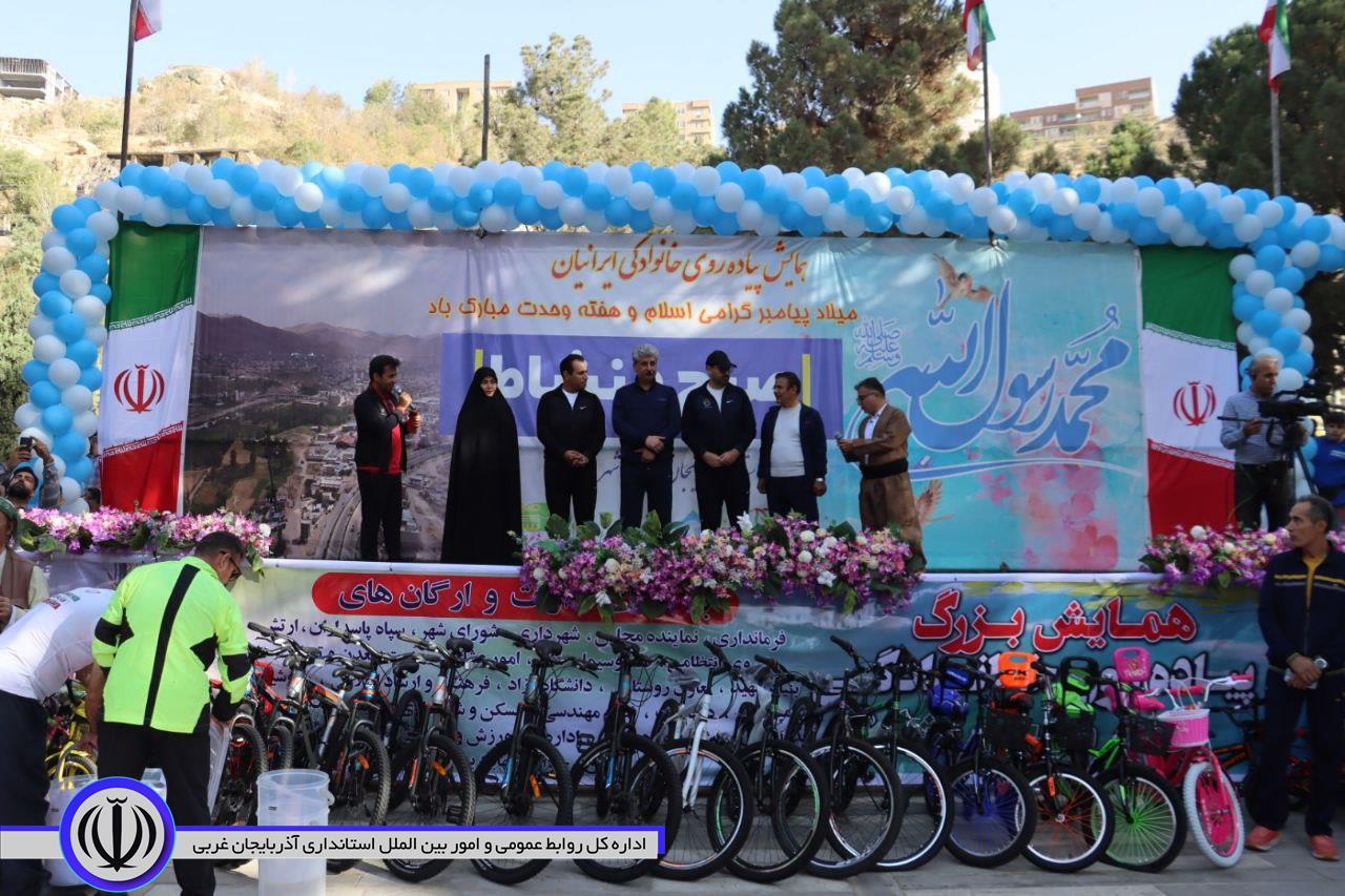 همایش بزرگ پیاده‌روی خانوادگی در شهرستان مهاباد برگزار شد