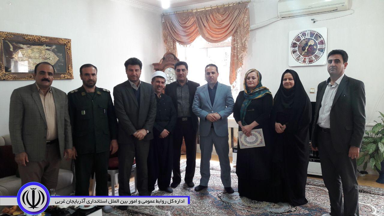 دیدار معاون استاندار و فرماندار ویژه شهرستان مهاباد با دو خانواده جانباز به مناسبت روز جانباز