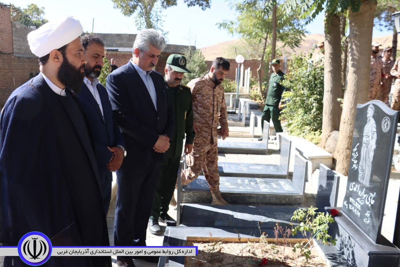 غبارروبی وگلباران مزار شهدا در مهاباد