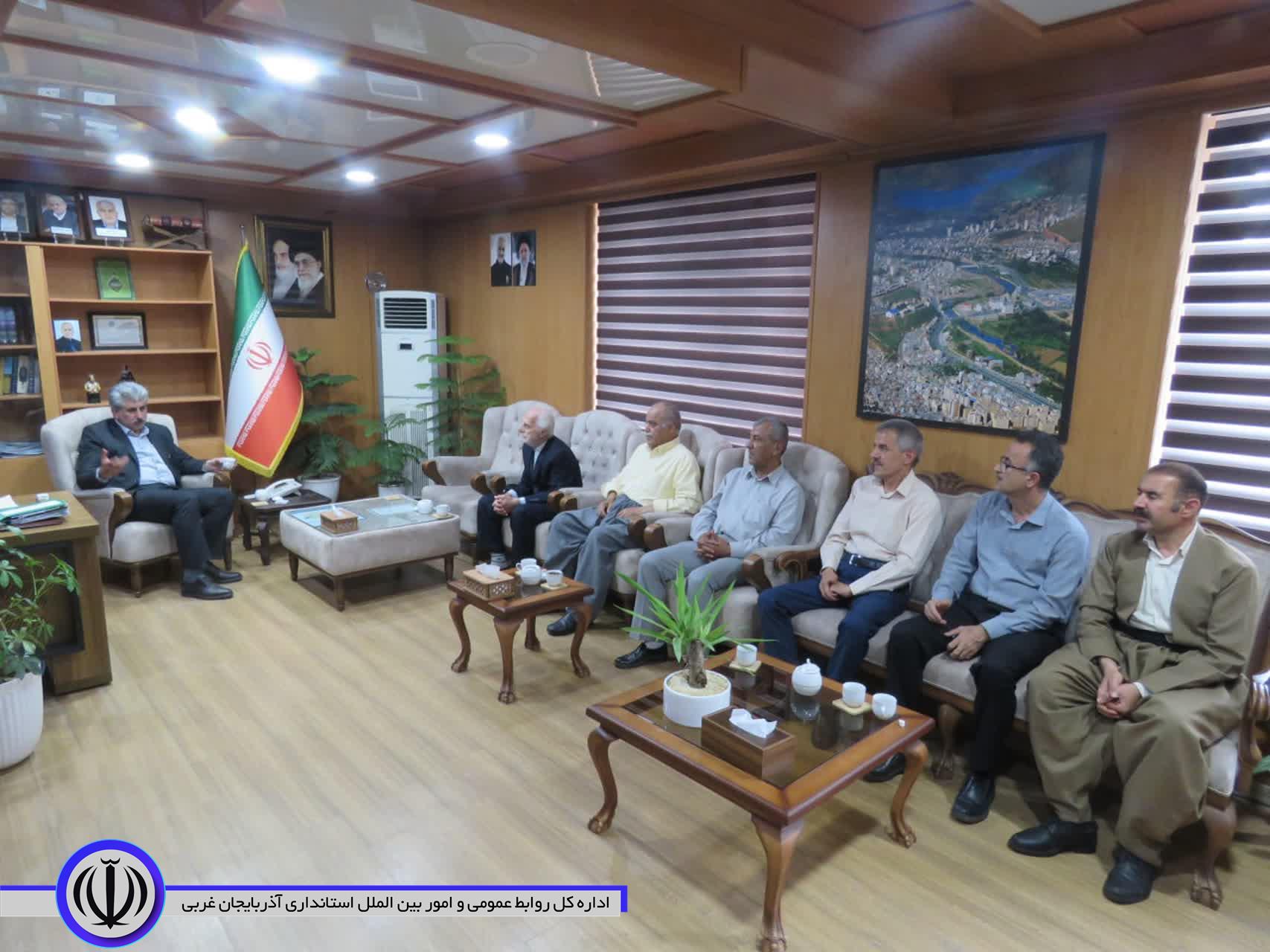 نشست صمیمی جمعی از معتمدین بازار مهاباد با فرماندار ویژه شهرستان مهاباد