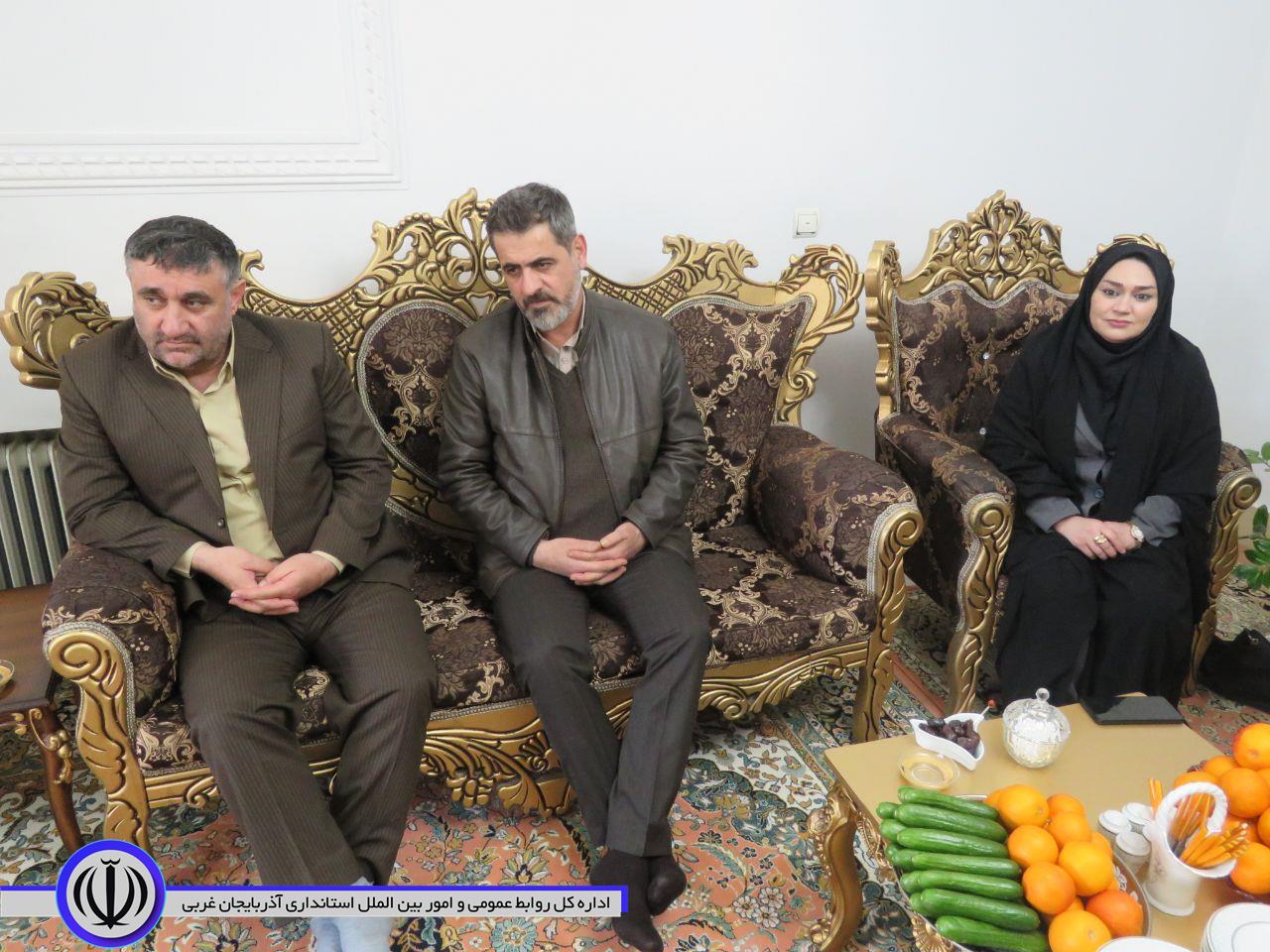 دیدار سرپرست فرمانداری مهاباد با خانواده شهدا در نخستین روز کاری