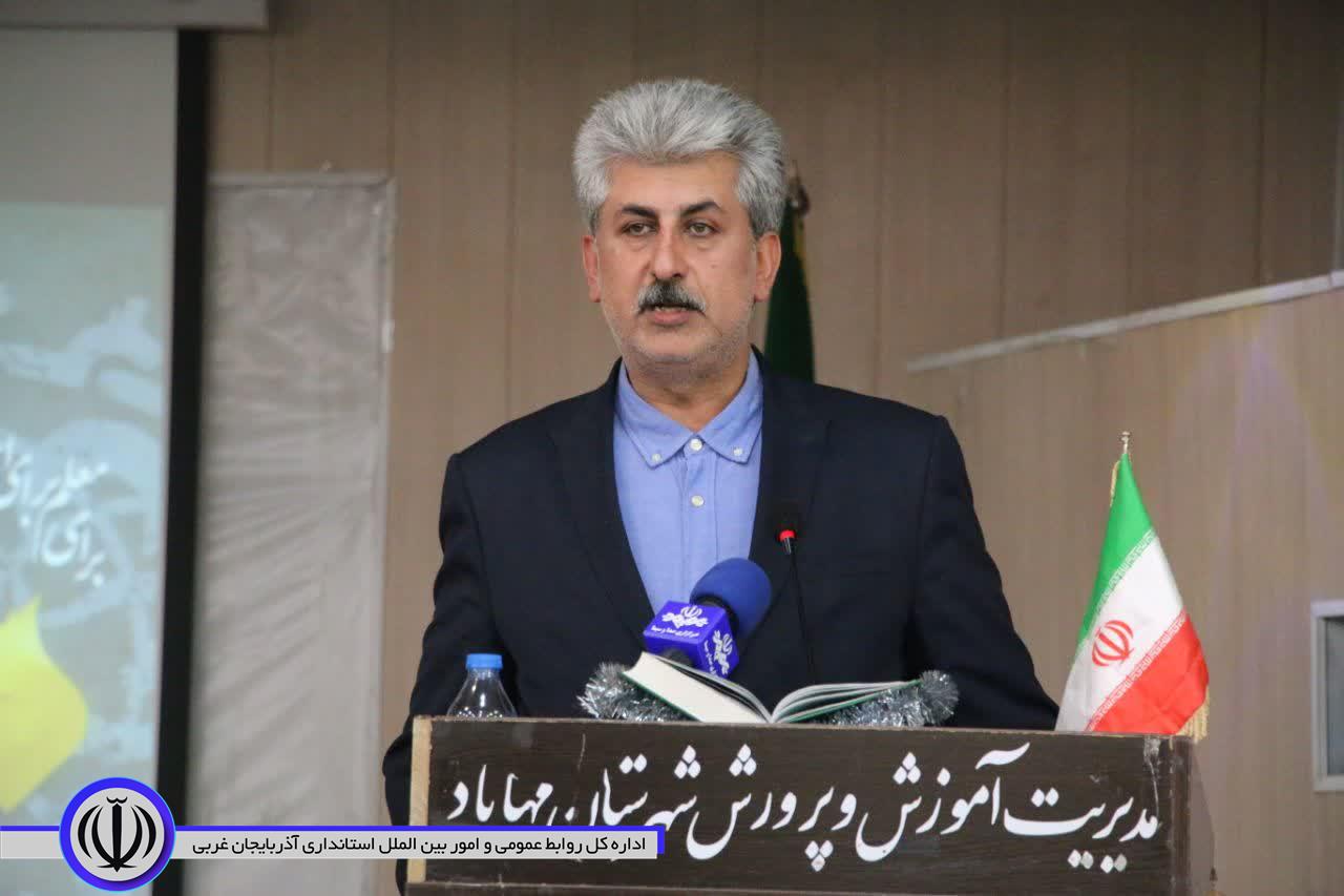 تجلیل از معلمان نمونه شهرستان مهاباد به مناسبت هفته معلم