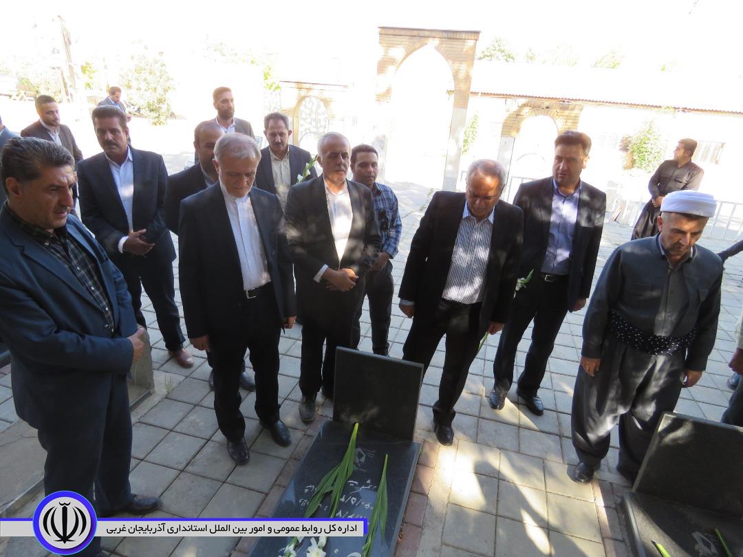معاون استاندار آذربایجان غربی و جمعی از مسوولان مهابادی با خانواده شهید این شهرستان دیدار کردند