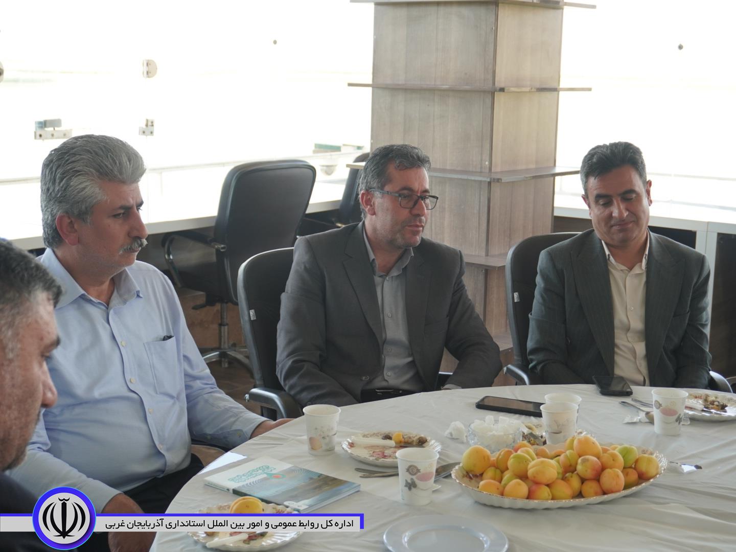 نشست تخصصی جمعی از مسئولان مهاباد با هدف مدیریت زیست محیطی و حفظ هرچه بهتر تالاب ها به مناسبت هفته محیط زیست