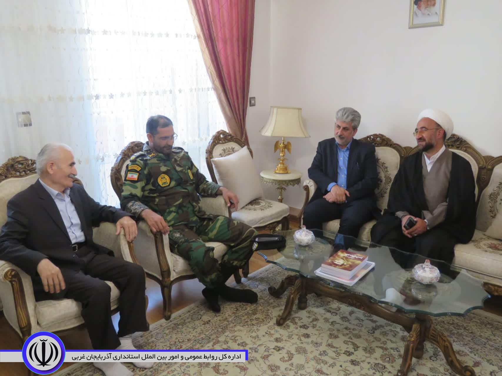 مسوولان مهاباد با خانواده 2 شهید این شهرستان دیدار کردند