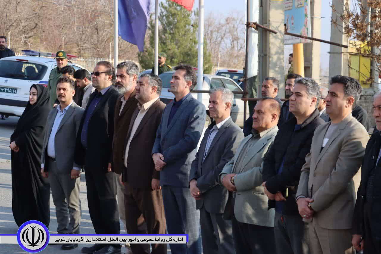 گلباران مزار شهدای مهاباد به مناسبت سالگرد تشکیل بسیج