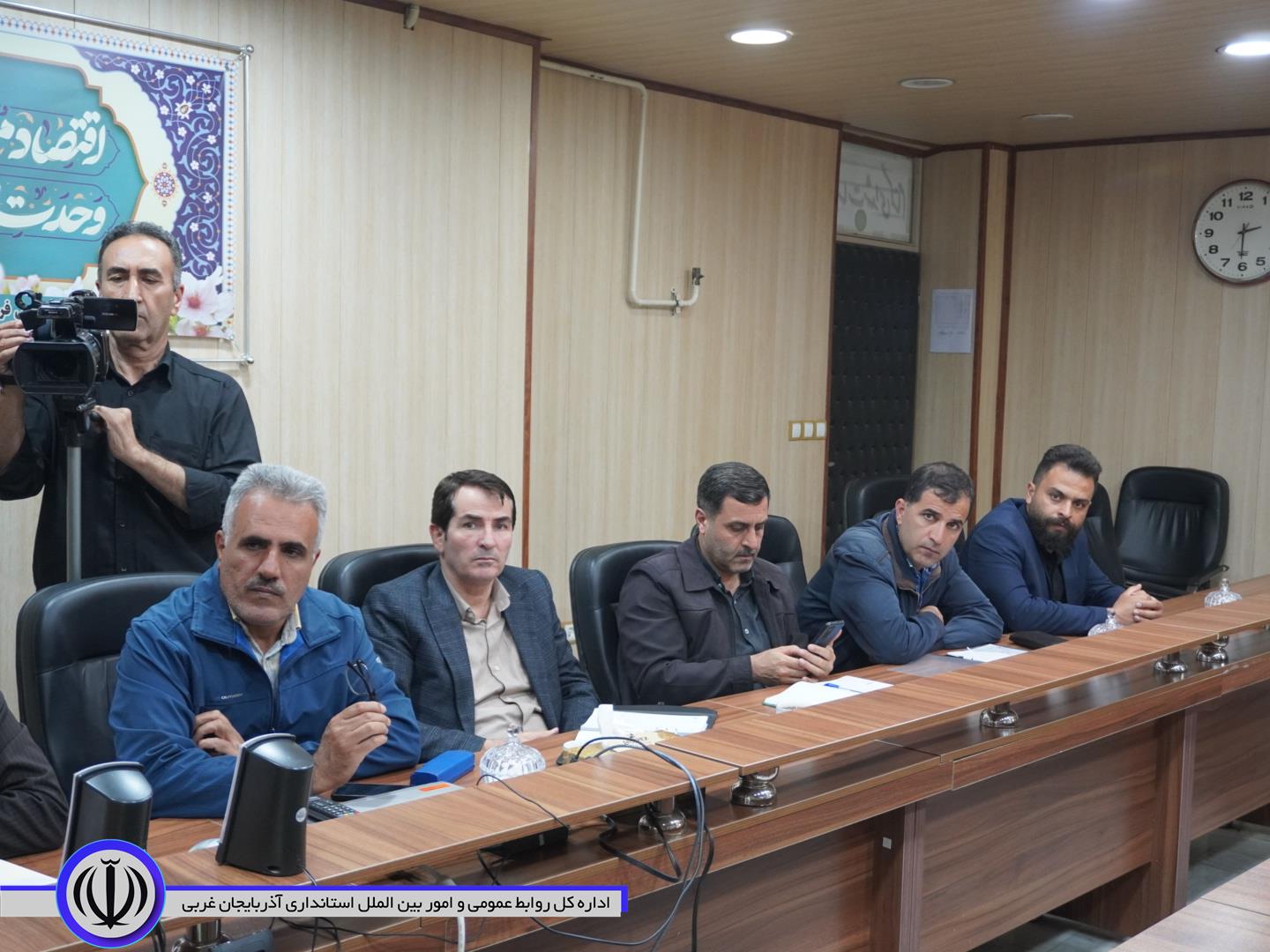 جلسه بررسی وضعیت آب و فاضلاب در مهاباد