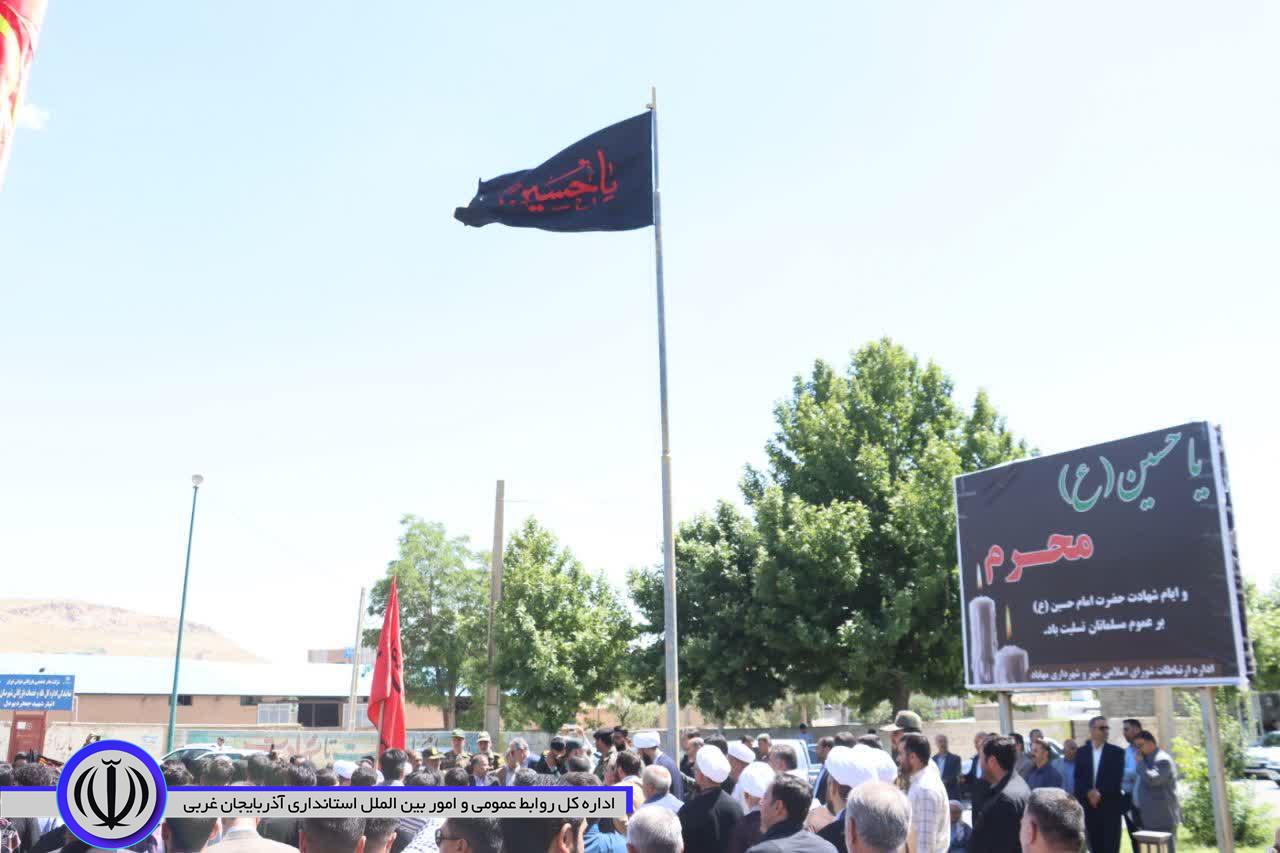 طنین «هیهات من الذله» در مهاباد در آیین سنتی علمبندی ماه محرم