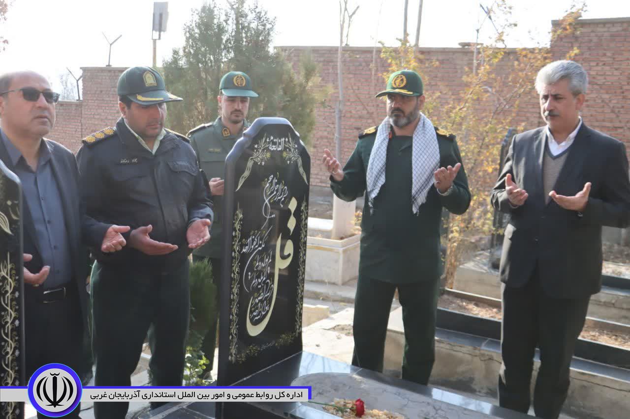 گلباران مزار شهدای مهاباد به مناسبت سالگرد تشکیل بسیج