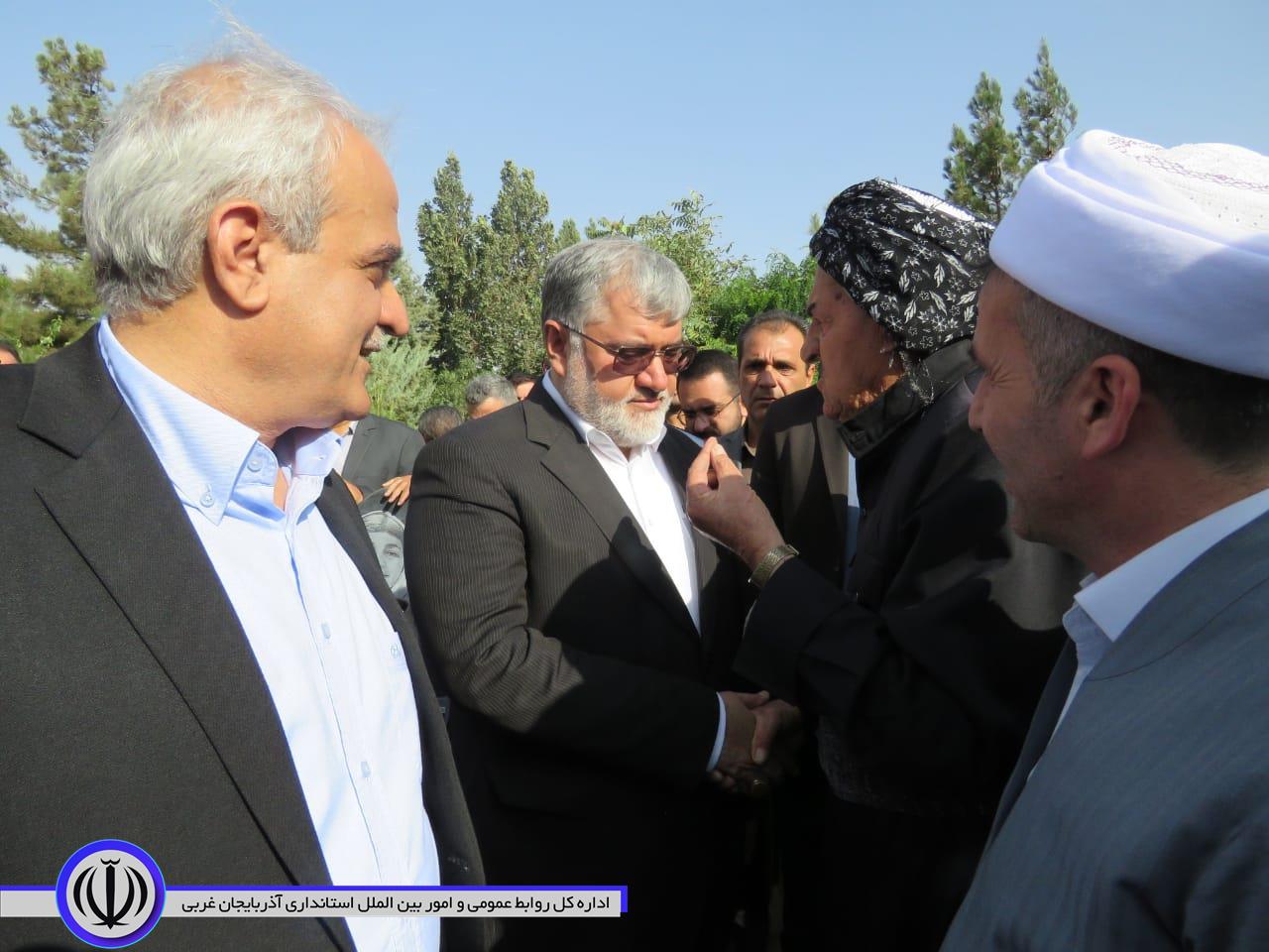 استاندار آذربایجان غربی به مقام شامخ شهدای مهاباد ادای احترام کرد