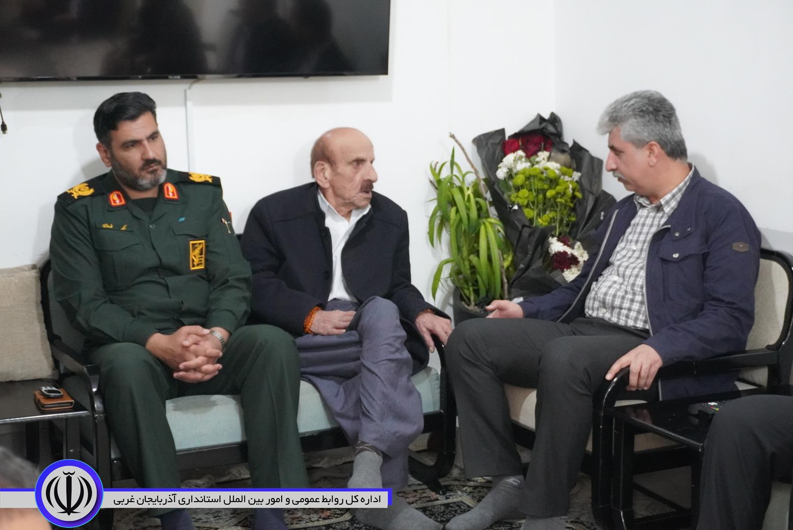 دیدار مسوولان مهابادی با 2 خانواده شهید و جانباز جنگ رمضان