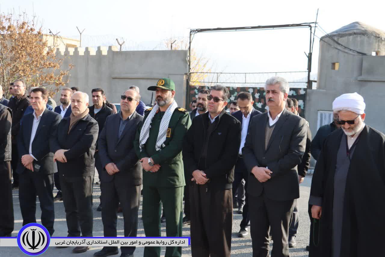 گلباران مزار شهدای مهاباد به مناسبت سالگرد تشکیل بسیج