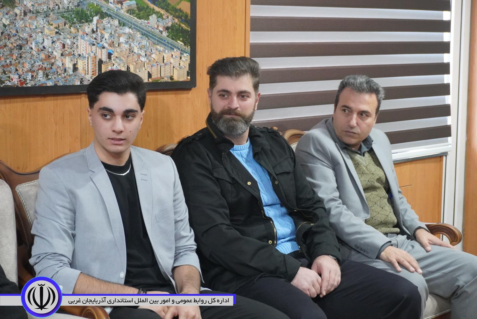 تجلیل فرماندار ویژه مهاباد از آکام ابراهیم‌نژاد دانش آموز والیبالیست مهابادی در مسابقات دانش‌آموزان جهان