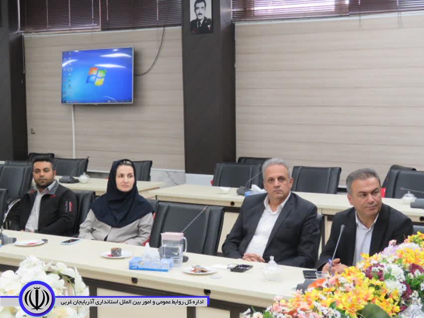 نشست صمیمی معاون توسعه مدیریت و منابع استانداری با همکاران فرمانداری مهاباد