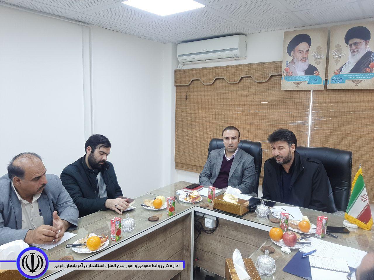نشست اعضای تنظیم بازارمهاباد با هدف تأمین کالاهای اساسی مورد نیاز مردم