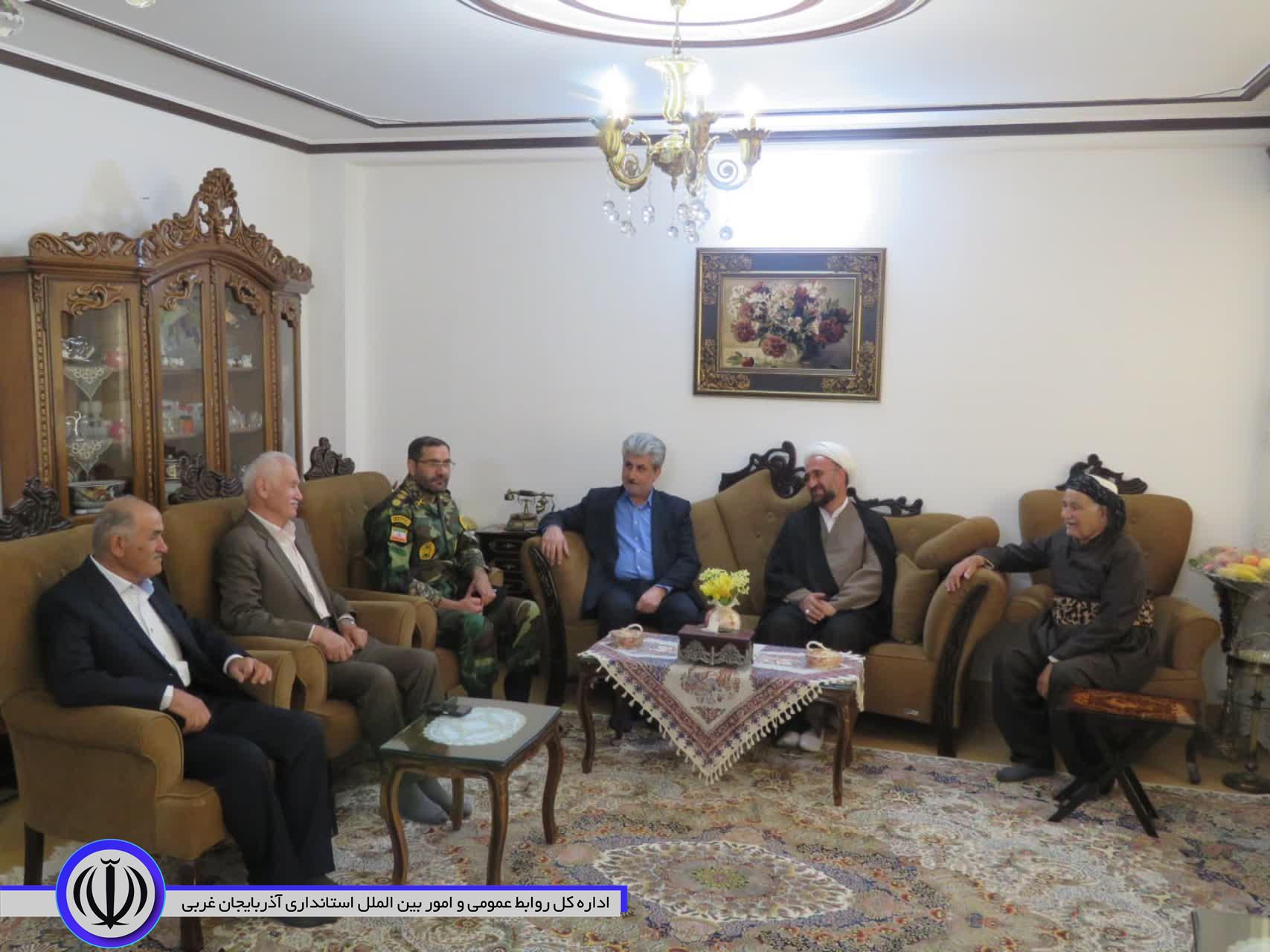 مسوولان مهاباد با خانواده 2 شهید این شهرستان دیدار کردند