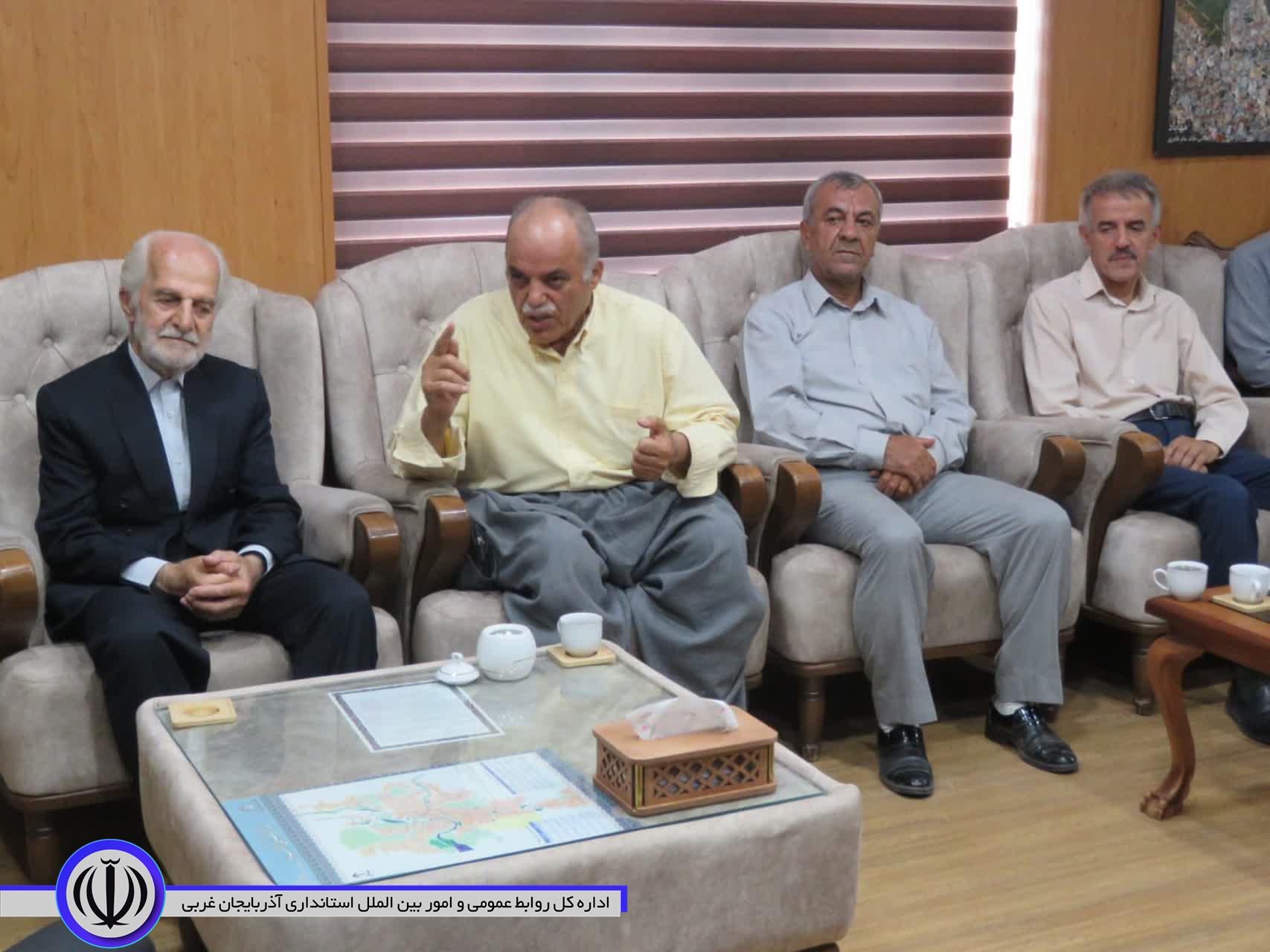 نشست صمیمی جمعی از معتمدین بازار مهاباد با فرماندار ویژه شهرستان مهاباد