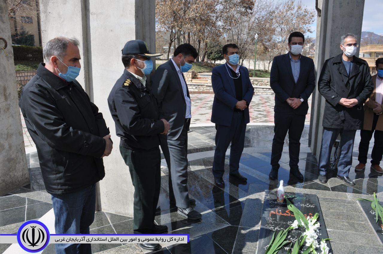 غبار روبی مزار شهدای گمنام دانشگاه آزاد اسلامی واحد مهاباد