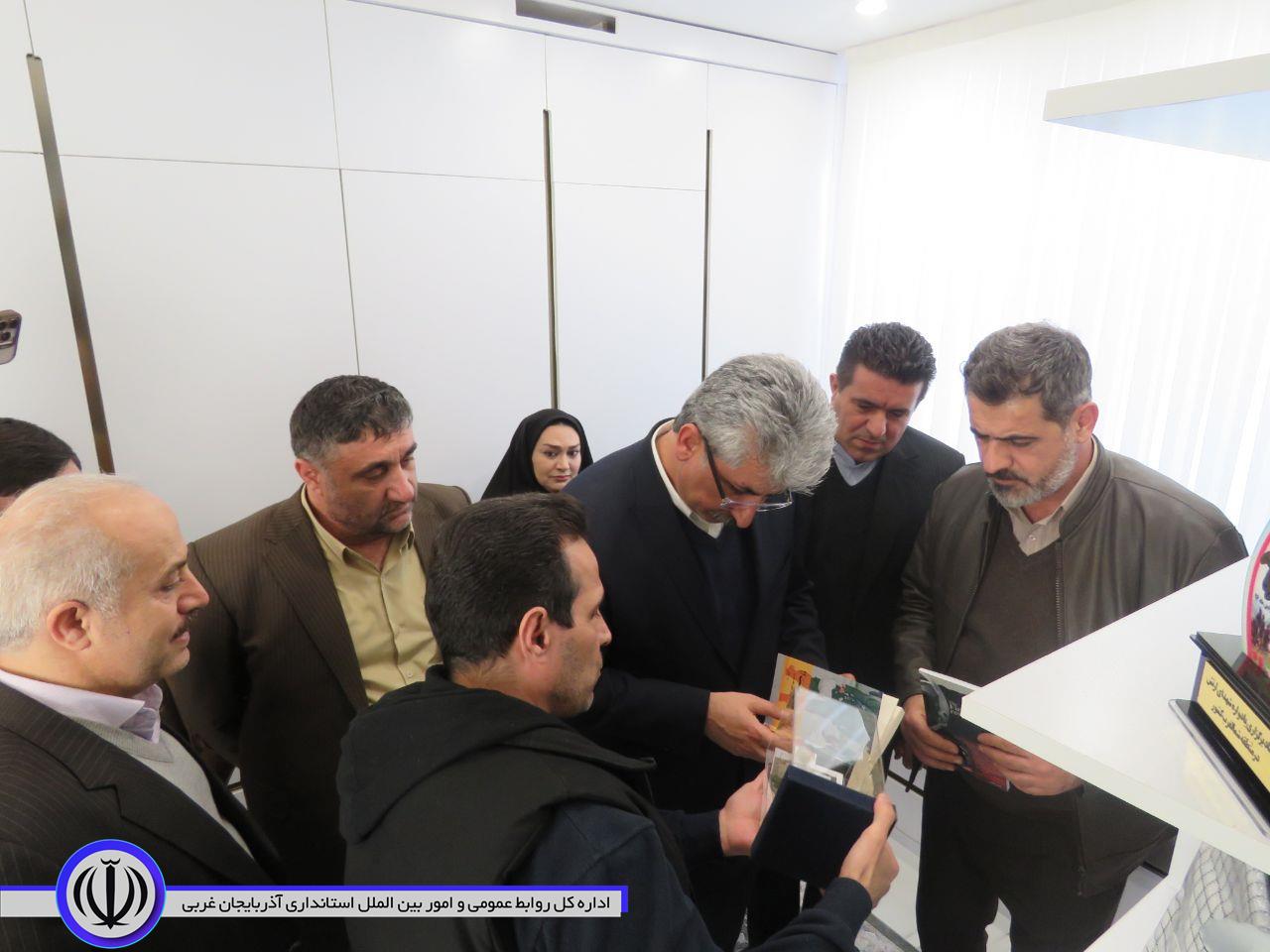 دیدار سرپرست فرمانداری مهاباد با خانواده شهدا در نخستین روز کاری
