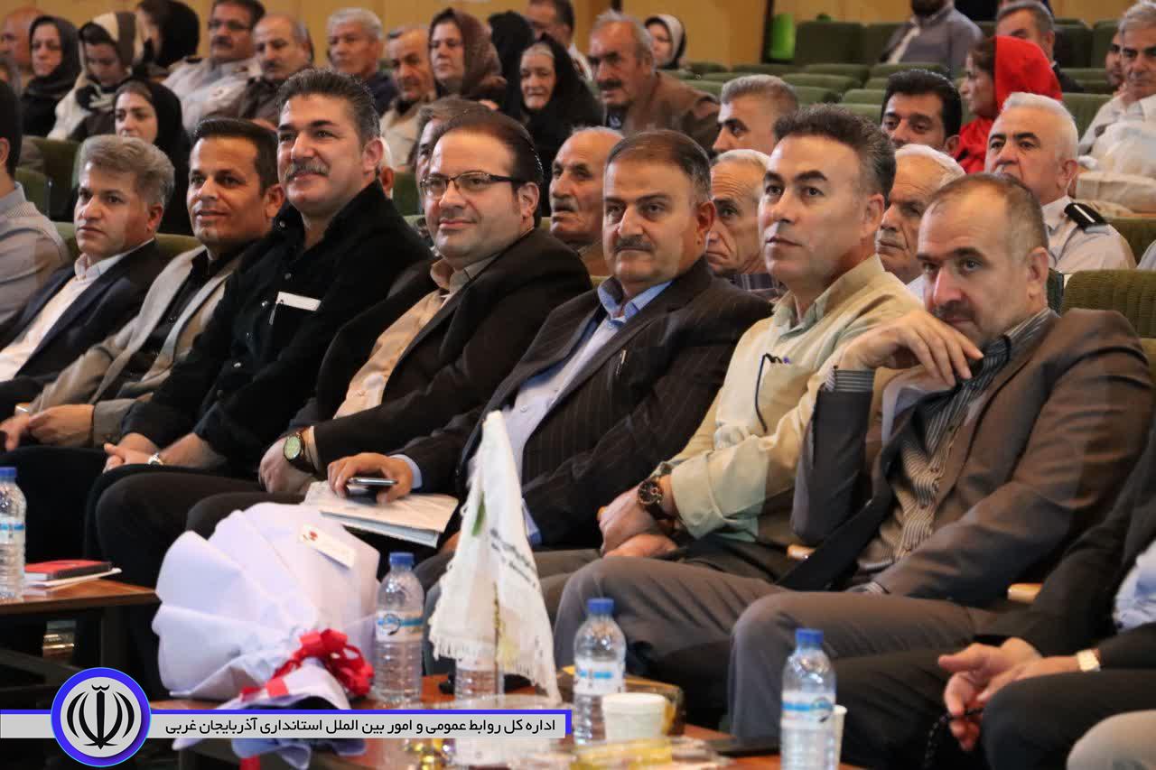 مراسم تجلیل از آتش نشانان مهاباد در تالار وحدت شهرداری برگزار شد