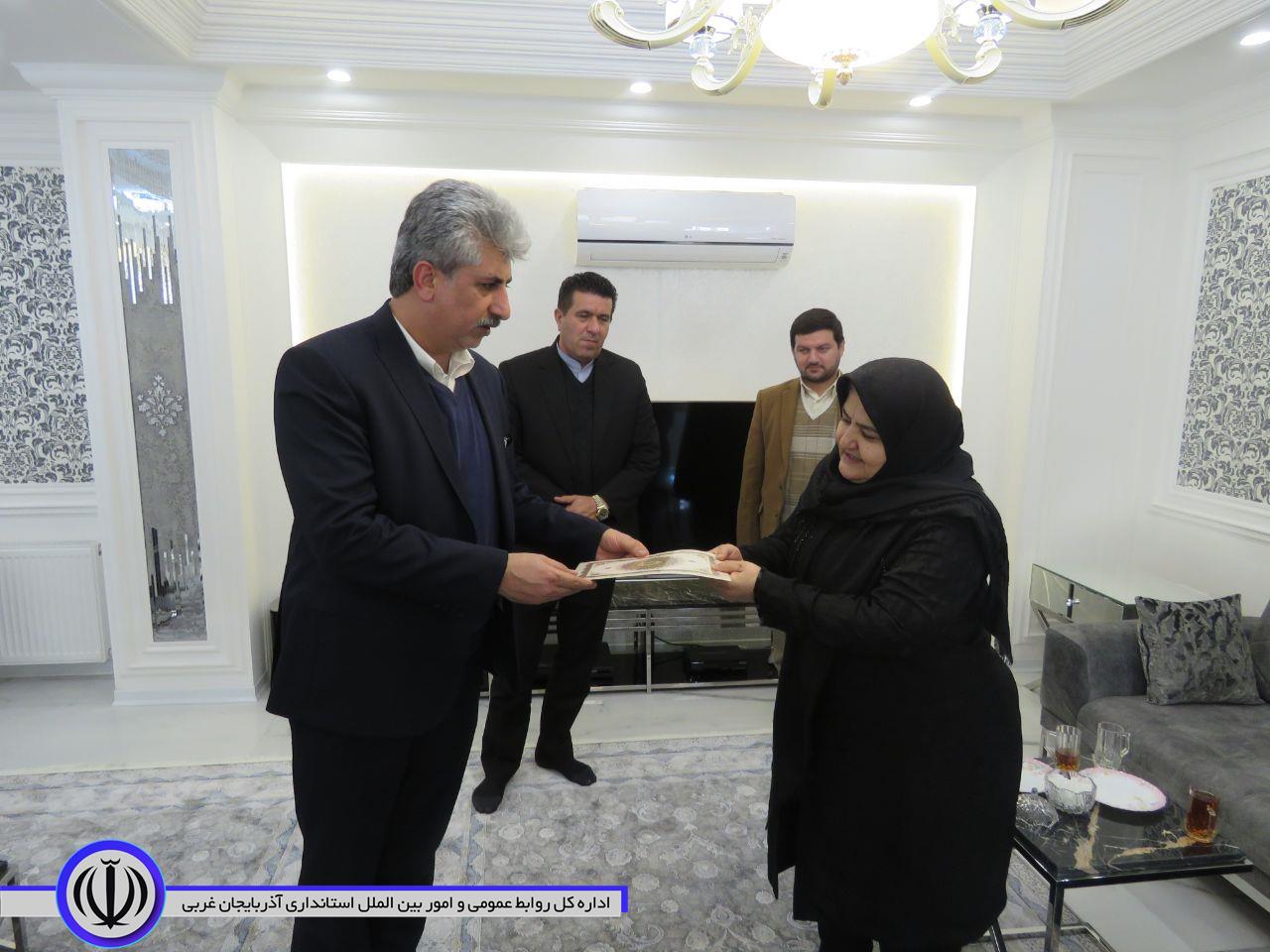 دیدار سرپرست فرمانداری مهاباد با خانواده شهدا در نخستین روز کاری
