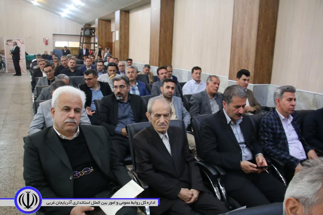 تجلیل از معلمان نمونه شهرستان مهاباد به مناسبت هفته معلم