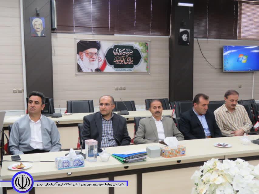 نشست صمیمی معاون توسعه مدیریت و منابع استانداری با همکاران فرمانداری مهاباد