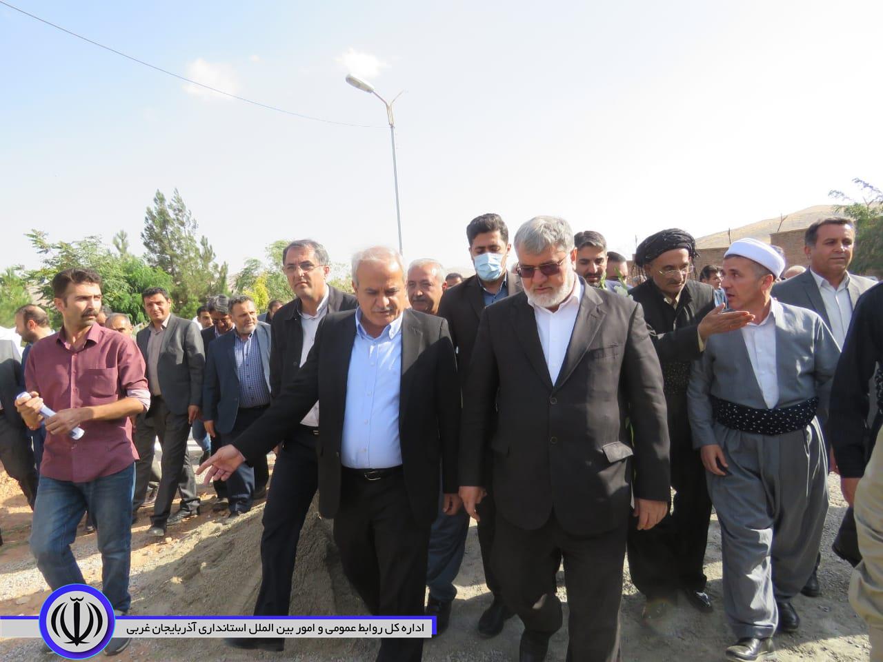استاندار آذربایجان غربی به مقام شامخ شهدای مهاباد ادای احترام کرد