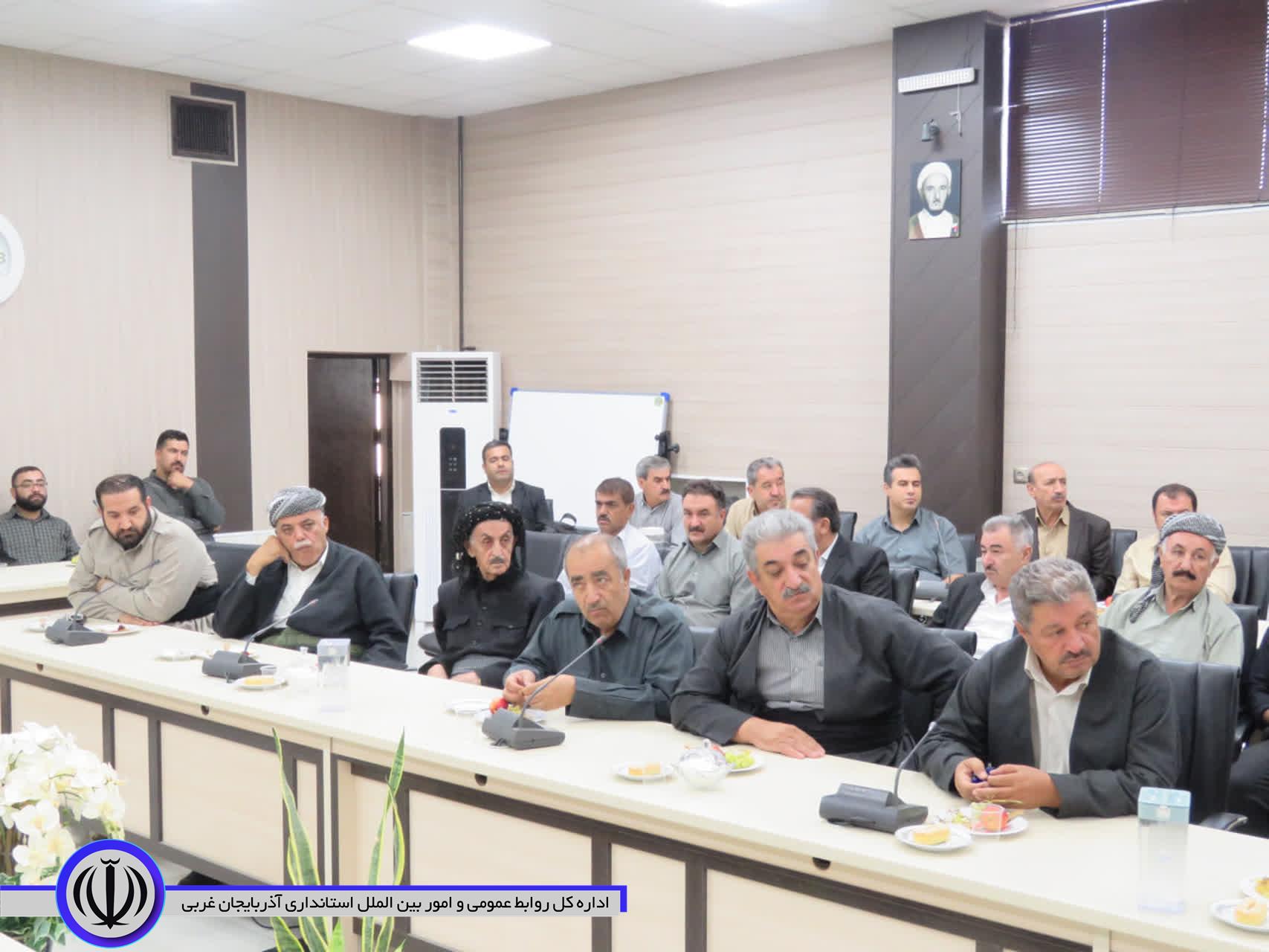 جمعی از روحانیون، معتمدان، بازاریان، جوانان، بسیجیان، نظامیان، مراجع قضایی و اعضای شورای تامین شهرستان مهاباد با محمدصادق امیر عشایری، فرماندار ویژه مهاباد دیدار کردند.