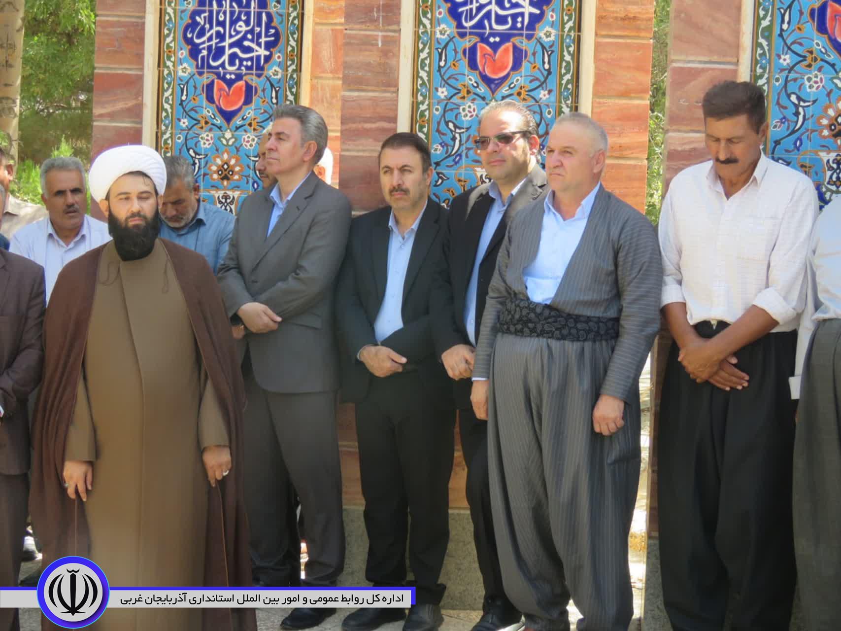 گلباران و غبار روبی مزار شهدا در مهاباد به مناسبت سالروز بازگشت آزادگان به میهن اسلامی