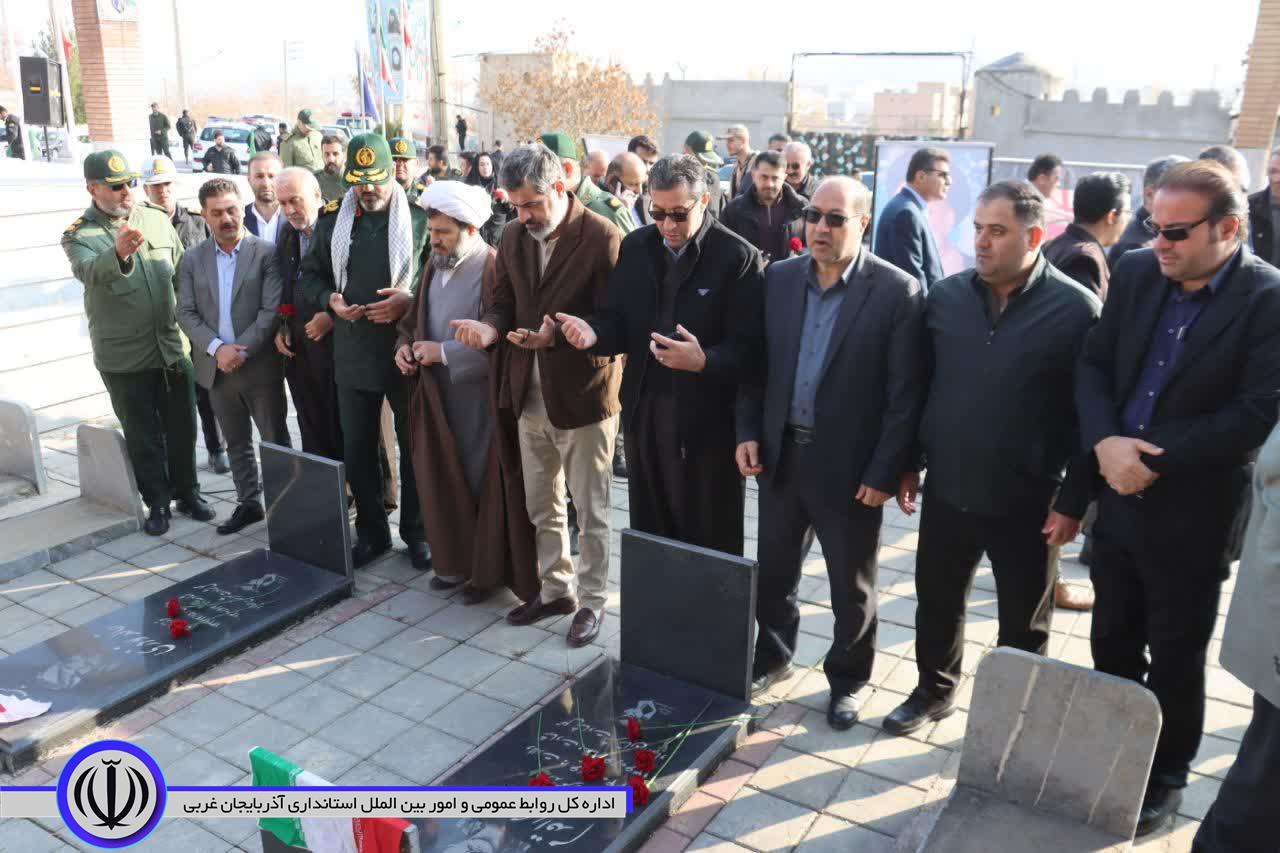 گلباران مزار شهدای مهاباد به مناسبت سالگرد تشکیل بسیج