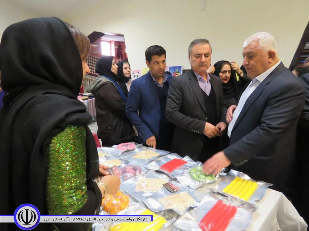 نمایشگاه تولیدات طرح های اشتغالزایی کمیته امداد امام خمینی (ره) در مهاباد برپا شد