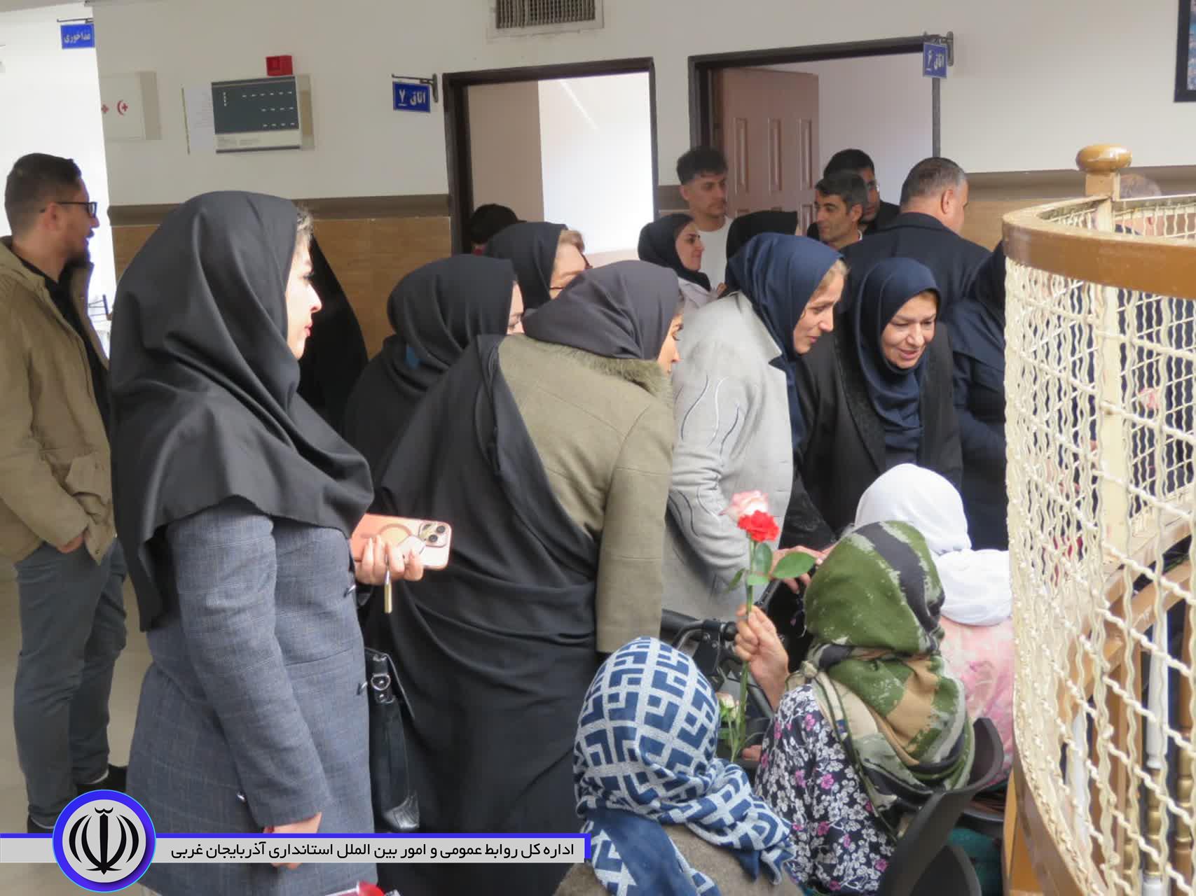 فرماندار مهاباد به مناسبت روز مادر در خانه سالمندان حضور یافت