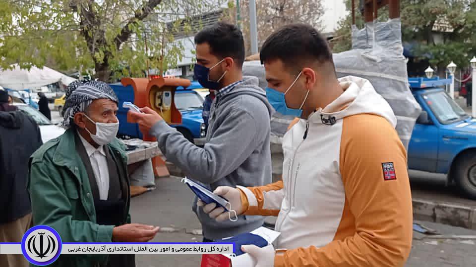پیشگامان بسیج با تب سنجی و توزیع ماسک رایگان به یاری مردم شتافتند