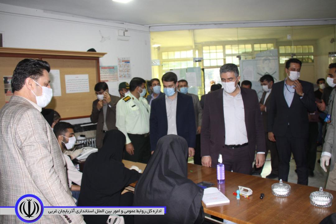حضور فرماندار مهاباد ، ائمه جمعه و مسئولان شهرستان مهاباد در شعب اخذ رای