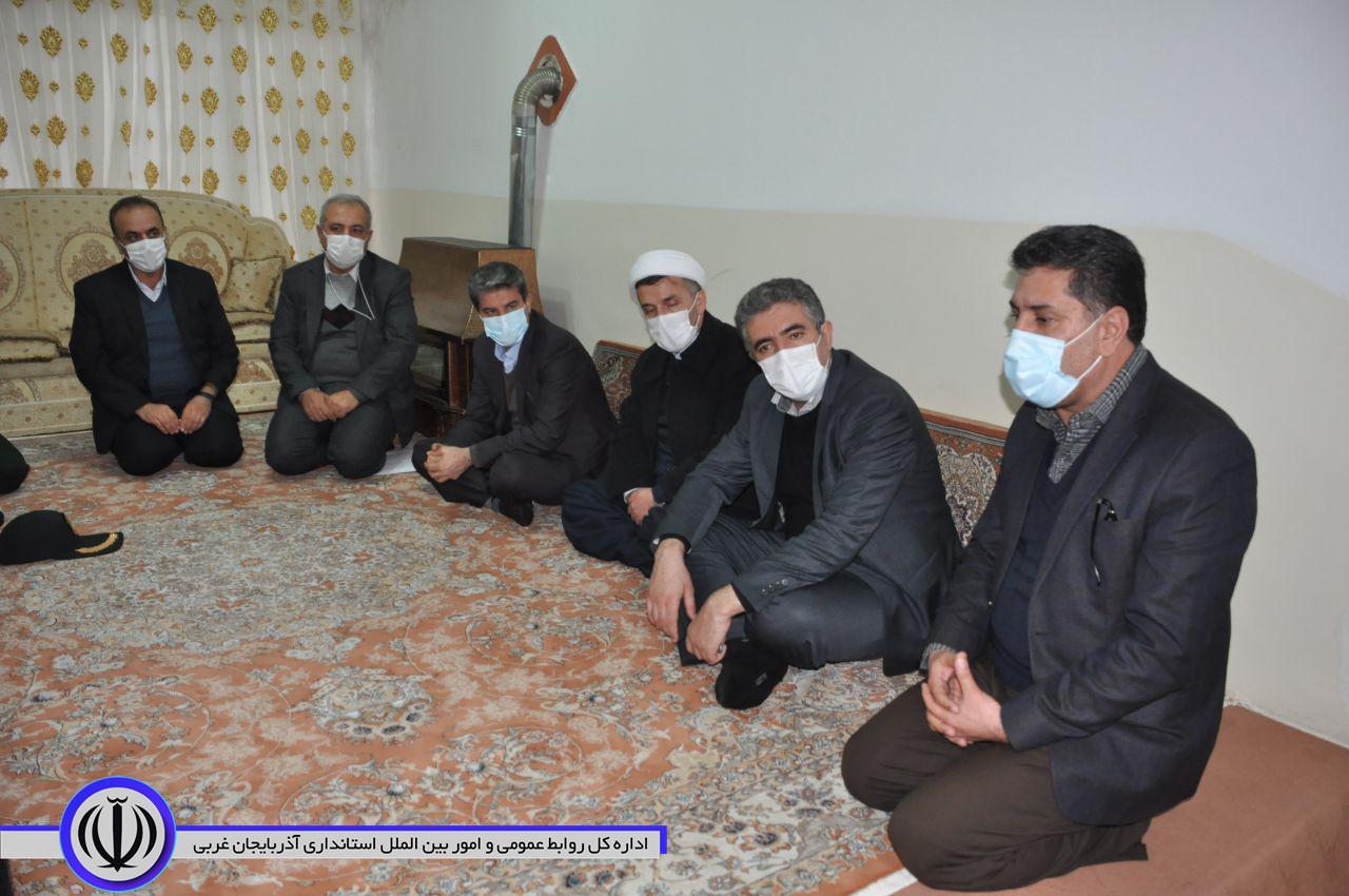 حضور استاندار آذربایجان غربی در منزل شهید محمدامین احمدی در مهاباد